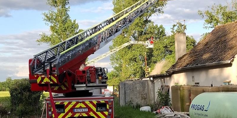FW Moers: Schwierige Löscharbeiten bei Dachstuhlbrand in Moers-Kapellen - Foto: presseportal.de
