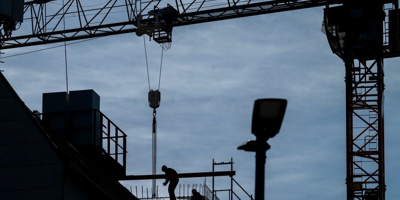 Das Forschungsinstitut IW rechnet damit, dass die deutsche Wirtschaft in diesem Jahr etwas schrumpft. Besonders betroffen sei die Baubranche. (Symbolbild) - Foto: Soeren Stache/dpa
