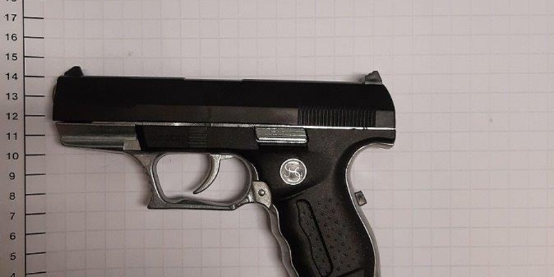 BPOL NRW: Täuschend echt - Bundespolizei stellt Spielzeugwaffe sicher - Foto: presseportal.de