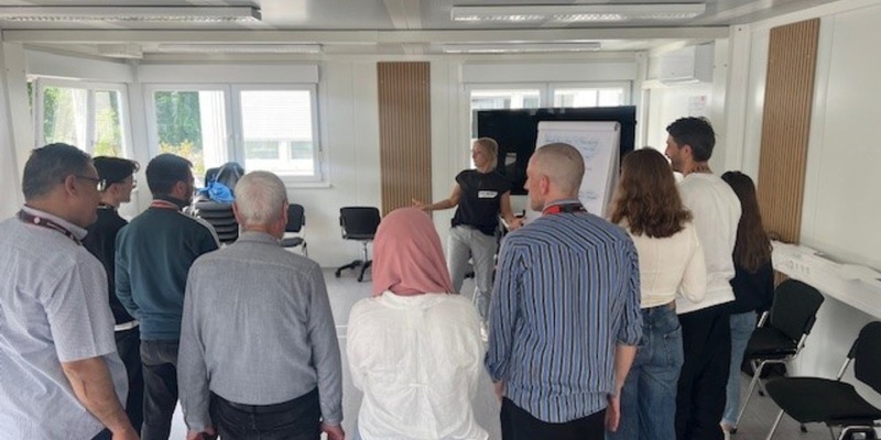 Das Schwere leichter nehmen: ROTE NASEN trainieren Mitarbeitende in der Ankunfts- und Notunterbringungseinrichtung für Geflüchtete in Berlin-Tegel - Foto: presseportal.de