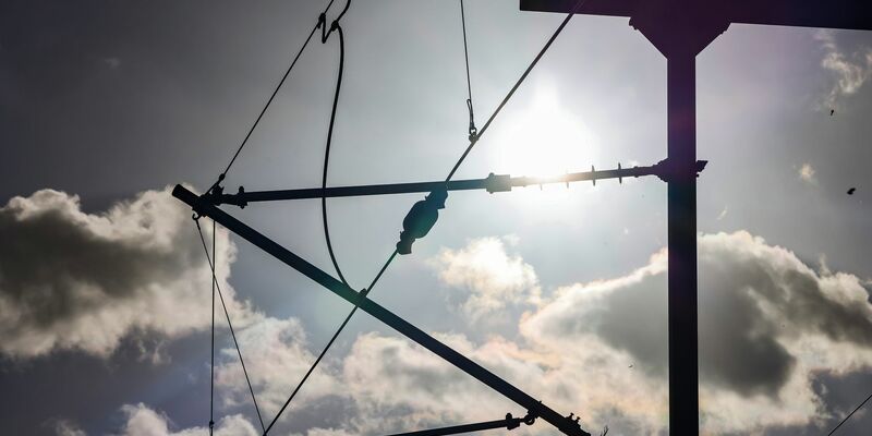 Nur rund 62 Prozent der Schienenwege in Deutschland sind mit Oberleitungen ausgestattet. - Foto: Frank Molter/dpa