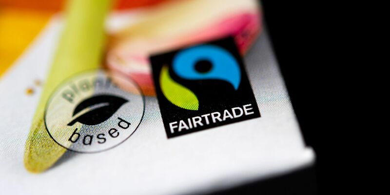Wenn dieses Siegel auf einer Verpackung ist, soll der Inhalt fair produziert und gehandelt sein - so das Versprechen des Vereins Fairtrade. - Foto: Sina Schuldt/dpa