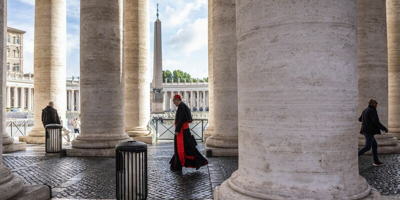 Der Andrang internationaler Medien rund um den Petersdom ist groß. - Foto: Oliver Weiken/dpa
