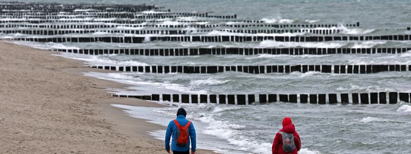 Ungemütliches Wetter an der Ostsee - Foto: Bernd Wüstneck/dpa