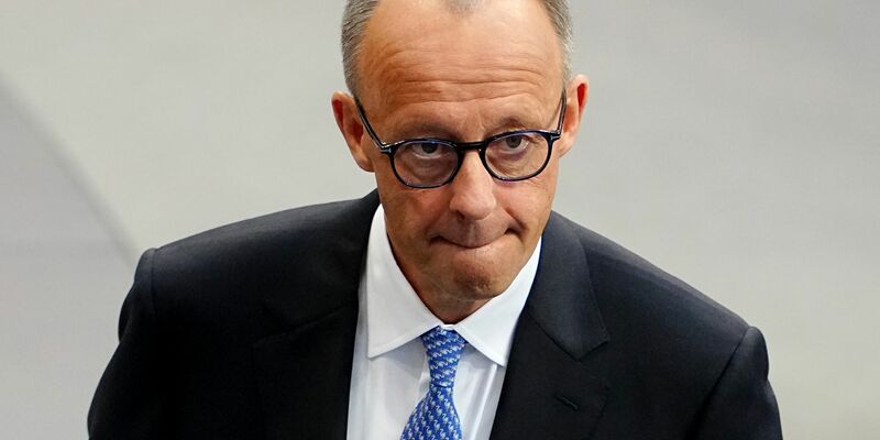 Beim gescheiterten ersten Kanzler-Wahlgang von Friedrich Merz saß Angela Merkel auf der Ehrentribüne. Beim zweiten Anlauf fehlte die Altkanzlerin. Die Gratulation kam später auf einem anderen Weg.  - Foto: Kay Nietfeld/dpa