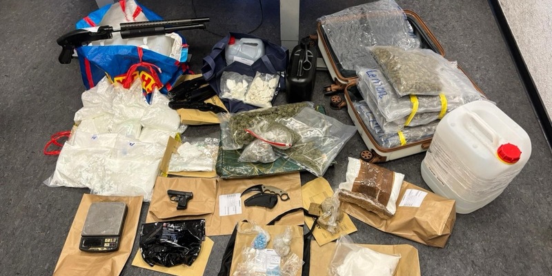 POL-K: 250506-2-K Über 60.000 Euro Bargeld, Waffen und Drogen bei mutmaßlichen Drogendealern sichergestellt - über 50 Beamte im Einsatz - Foto: presseportal.de