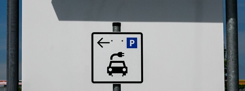 Die Zahl der Neuzulassungen von E-Autos in Deutschland zieht wieder an. (Archivbild) - Foto: Jens Kalaene/dpa