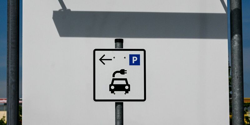 Die Zahl der Neuzulassungen von E-Autos in Deutschland zieht wieder an. (Archivbild) - Foto: Jens Kalaene/dpa