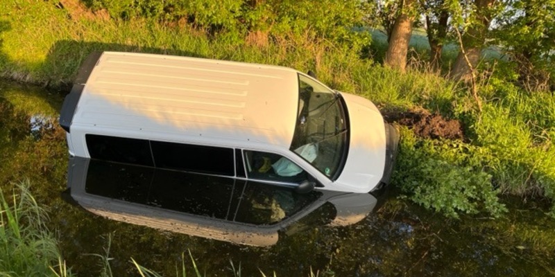 POL-HRO: Transporter kommt von A24 ab und landet im Graben - Foto: presseportal.de
