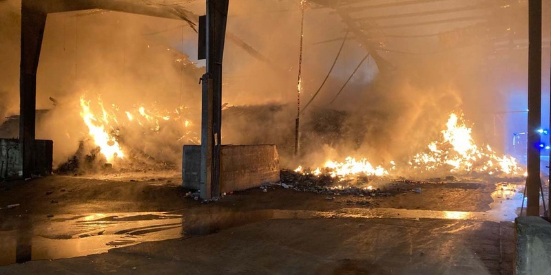 POL-LIP: Dörentrup. Großbrand bei Entsorgungsunternehmen. - Foto: presseportal.de