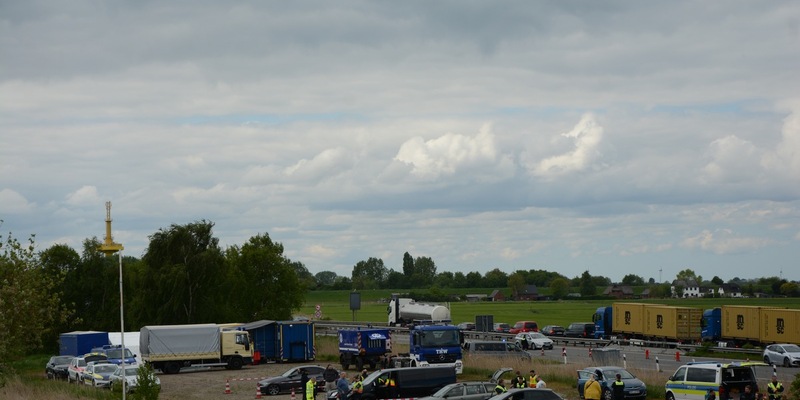 POL-CUX: Landkreis Wesermarsch/Landkreis Cuxhaven: Großkontrolle auf der Bundesstraße 437 im Bereich des Wesertunnels - Foto: presseportal.de