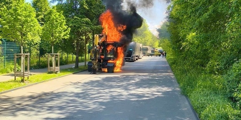 FW-E: Bagger brennt vollständig aus - starke Verkehrseinschränkungen in Essen-Bergeborbeck - Foto: presseportal.de