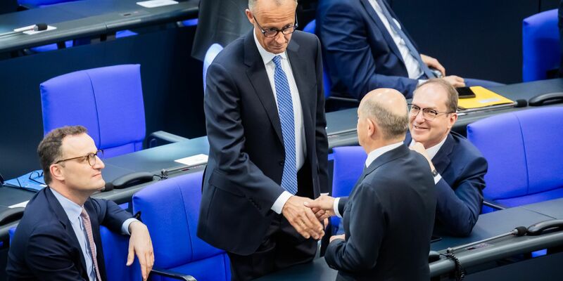 Nach Wahl und Ernennung zum Kanzler ist der neue Kanzler Merz nun auch vereidigt. - Foto: Christoph Soeder/dpa