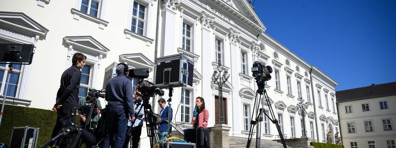 Doch noch geschafft: Nach dem erfolgreichen zweiten Wahlgang ernennt Bundespräsident Steinmeier CDU-Chef Merz zum Kanzler. - Foto: Bernd von Jutrczenka/dpa