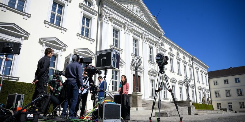 Doch noch geschafft: Nach dem erfolgreichen zweiten Wahlgang ernennt Bundespräsident Steinmeier CDU-Chef Merz zum Kanzler. - Foto: Bernd von Jutrczenka/dpa