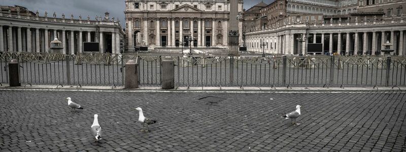 Noch ist der Petersplatz leer. Wenn es einen neuen Papst gibt, wird es anders sein. - Foto: Oliver Weiken/dpa