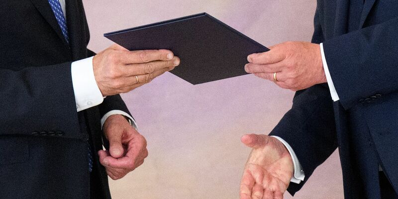 Bundespräsident Steinmeier hat den Kanzler und sein Kabinett ernannt. - Foto: Bernd von Jutrczenka/dpa