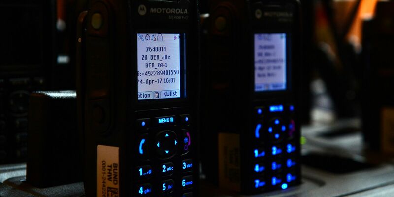 Bei den Feuerwehren ist es zu einem Ausfall des Digitalfunks gekommen. (Symbolbild) - Foto: picture alliance / Maurizio Gambarini/dpa