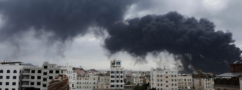 Rauchschwaden steigen nach israelischen Luftangriffen auf Flughafen in Sanaa und auf ein Kraftwerk auf.  - Foto: Osamah Abdulrahman/AP/dpa