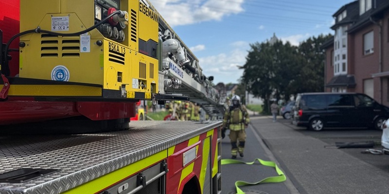 FW Ratingen: Wohnungsbrand mit Gebäudeschaden - Feuerwehr Ratingen im Einsatz - Foto: presseportal.de