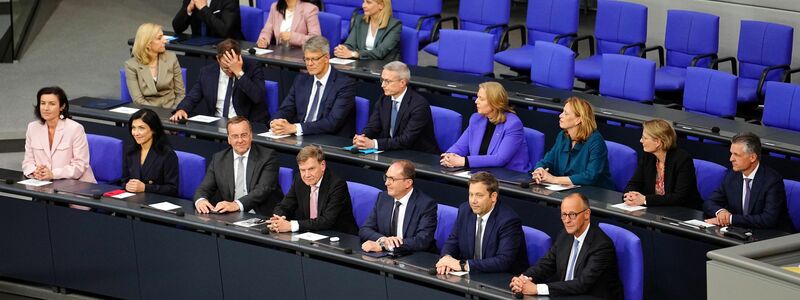 Die frisch gebackene schwarz-rote Regierung. - Foto: Kay Nietfeld/dpa