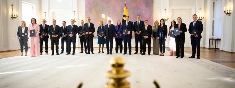 Erst erfolgte die Ernennung der Ministerinnen und Minister im Schloss Bellevue, dann ging es zum Amtseid in den Bundestag. - Foto: Bernd von Jutrczenka/dpa