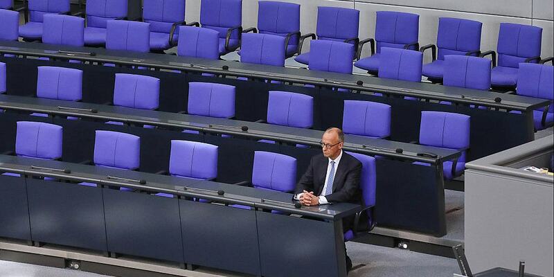 Friedrich Merz alleine auf der Regierungsbank am 06.05.2025 - Foto: über dts Nachrichtenagentur