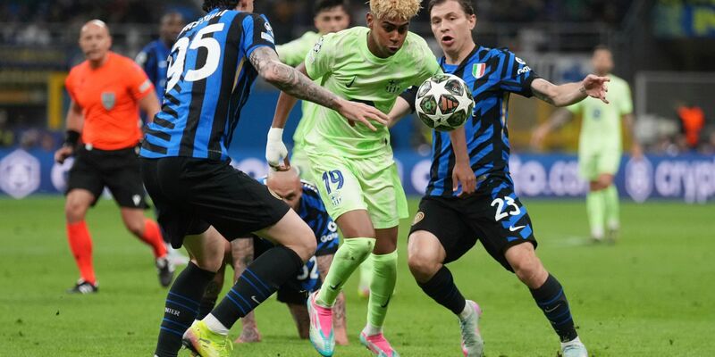 Das spektakuläre Rückspiel war für Hansi Flick nervenaufreibend - Foto: Antonio Calanni/AP/dpa