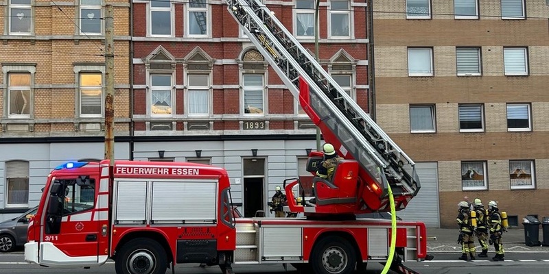 FW-E: Küchenbrand in einer Dachgeschosswohnung - zwei verletzte Personen - Foto: presseportal.de
