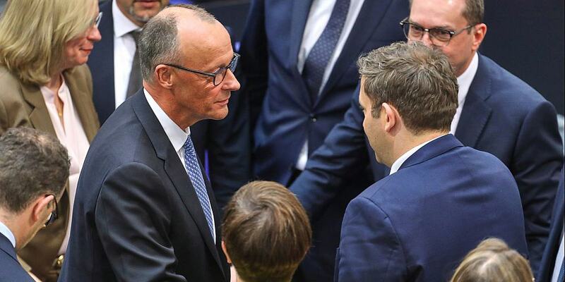 Friedrich Merz bekommt Glückwünsche nach der Kanzlerwahl am 06.05.2025 - Foto: über dts Nachrichtenagentur