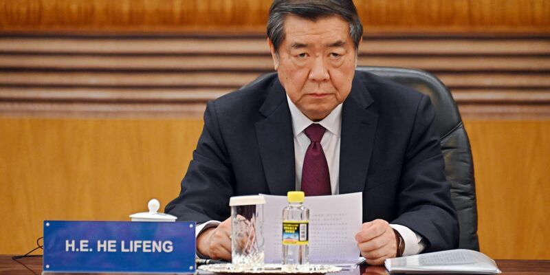 Chinas Vize-Ministerpräsident He sprach von Konsens nach den Zoll-Gesprächen mit der US-Seite. (Archivbild)   - Foto: Johannes Neudecker/dpa