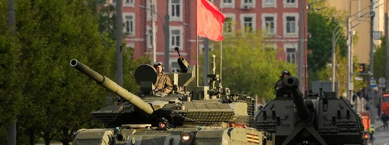 Ein russischer Panzer und eine Panzerhaubitze rollen auf einer Straße in Richtung Roter Platz, um an einer Probe für die Militärparade zum Tag des Sieges  teilzunehmen. - Foto: Alexander Zemlianichenko/AP/dpa