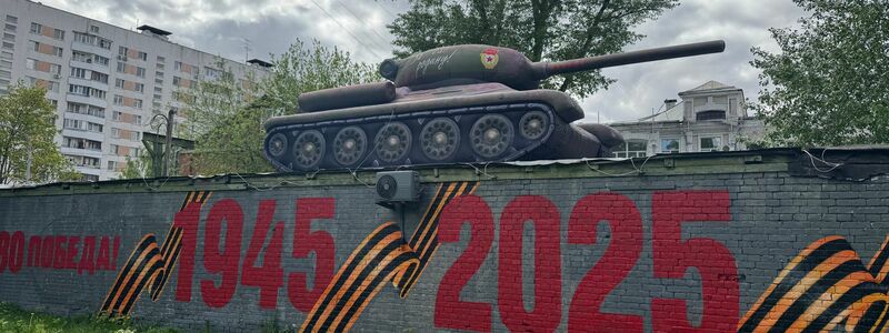 Russlands Hauptstadt wurde vor dem Siegesfeiern festlich geschmückt - unter anderem auch mit Panzerattrappen. - Foto: Andre Ballin/dpa