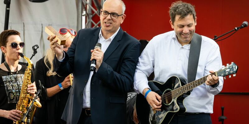 Klingbeil spielt Gitarre - und zwar nicht nur zum Entspannen: hier 2023 auf einer SPD-Wahlkampfveranstaltung in Bremen. - Foto: Sina Schuldt/dpa