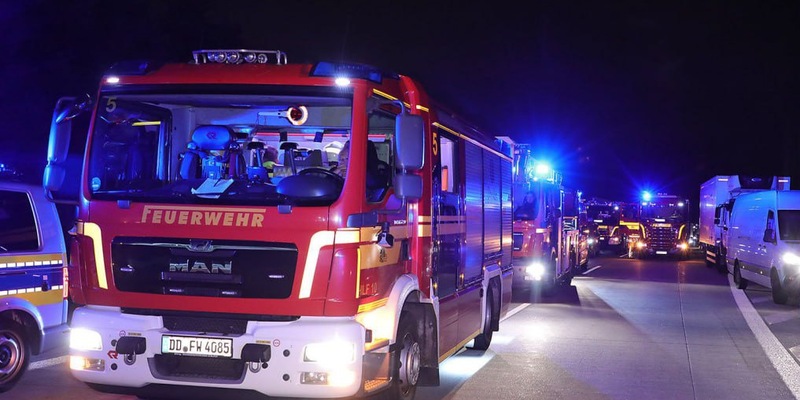 FW Dresden: Schwerer Verkehrsunfall auf der A17 - eine Person verstorben, mehrere teils schwer verletzt - Foto: presseportal.de
