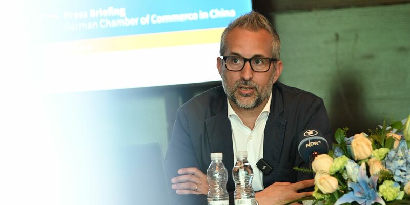AHK-Vorstandsmitglied Oliver Oehms spricht von schlechten Aussichten auf die Wirtschaftslage in China. - Foto: Johannes Neudecker/dpa
