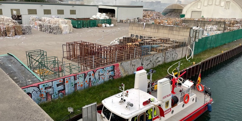 FW-DO: Brand bei einem Recyclingbetrieb im Dortmunder Hafen - Foto: presseportal.de