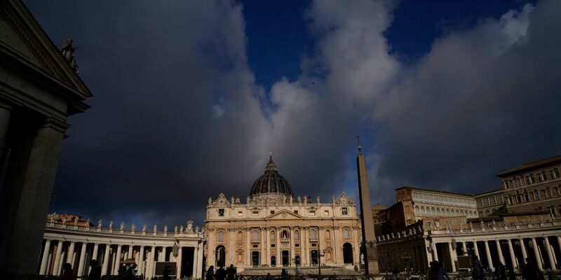 Im Petersdom findet die letzte große Messe vor dem Konklave statt. - Foto: Gregorio Borgia/AP/dpa