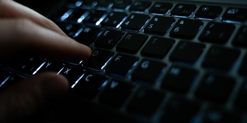 Die mutmaßlichen Drogenhändler sollen mehr als 750.000 Euro Umsatz gemacht haben. (Symbolbild) - Foto: Helena Dolderer/dpa