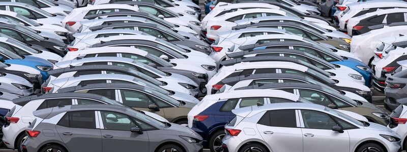 Die deutsche Industrie hat mehr Aufträge bekommen - auch im Autobau (Archivbild) - Foto: Hendrik Schmidt/dpa