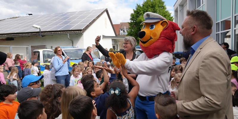 POL-OF: Kinderkommissar LEON in Erlensee: LEON-Hilfe-Inseln vor 180 Vorschulkindern vorgestellt! - Foto: presseportal.de