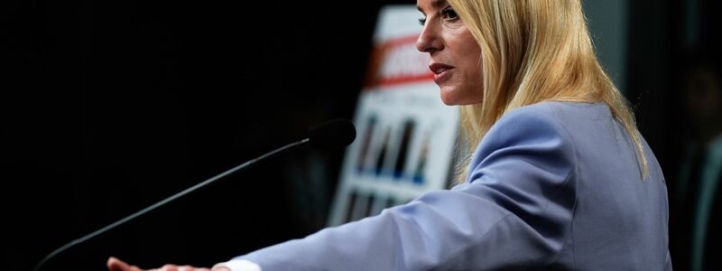 US-Justizministerin Bondi steht wegen ihres Umgangs mit dem Fall besonders in der Kritik. (Archivbild) - Foto: Julia Demaree Nikhinson/AP/dpa