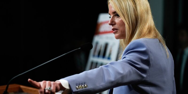 Erfolg für Trumps Justizministerin Pam Bondi: Anti-Drogenbehörden ist ein großer Schlag gegen den illegalen Drogenhandel gelungen.  - Foto: Julia Demaree Nikhinson/AP/dpa