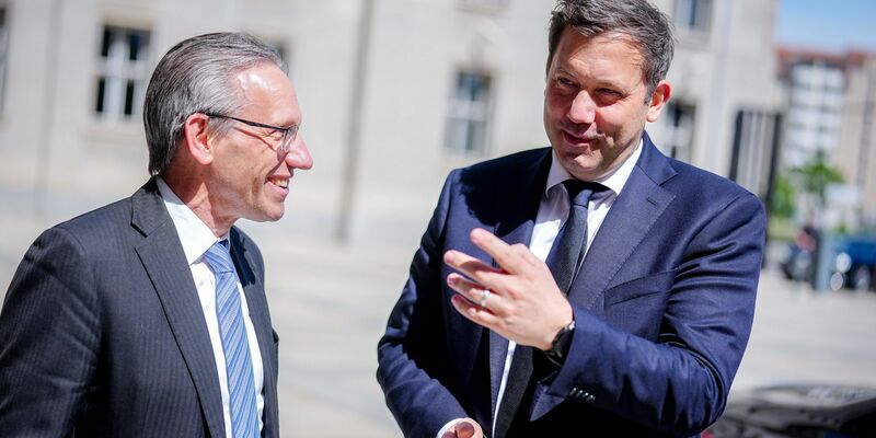 Vizekanzler Klingbeil hat das Finanzministerium übernommen. - Foto: Kay Nietfeld/dpa