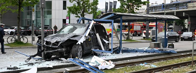 Das Auto fuhr in ein Haltestellenhäuschen nahe der Donnersbergerbrücke. - Foto: Felix Hörhager/dpa