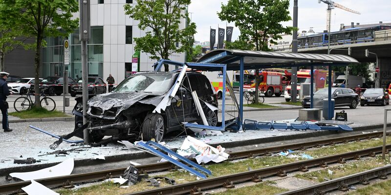 Das Auto fuhr in ein Haltestellenhäuschen nahe der Donnersbergerbrücke. - Foto: Felix Hörhager/dpa