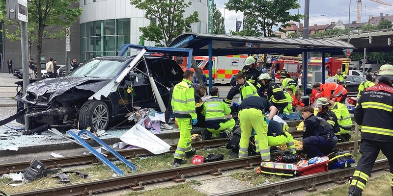 FW-M: Sieben Verletzte durch Unfall (Neuhausen) - Foto: presseportal.de
