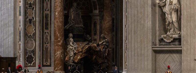 Die Wahl eines neuen Papstes erfolgt streng abgeschirmt von der Außenwelt. - Foto: Oliver Weiken/dpa