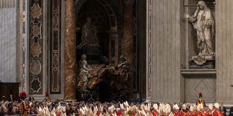 Die Kardinäle feierten am Morgen die Messe «Pro eligendo Romano Pontefice» im Petersdom. - Foto: Oliver Weiken/dpa