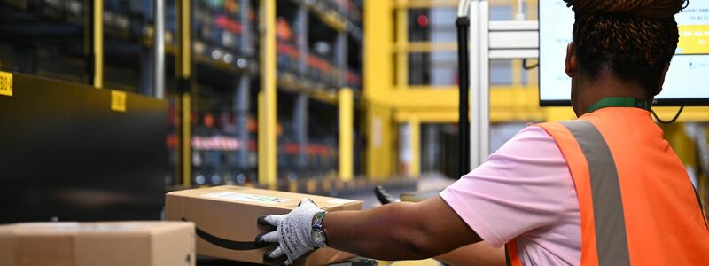 In dem Dortmunder Innovationszentrum erprobt Amazon, wie Pakete besonders schnell und effizient sortiert und weiterverschickt werden können. - Foto: Wolf von Dewitz/dpa